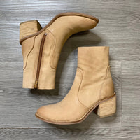 Load image into Gallery viewer, Diba True Size 7 1/2 SHOE
