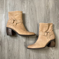 Load image into Gallery viewer, BORN Size 9 1/2 SHOE
