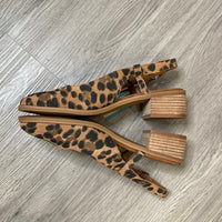 Load image into Gallery viewer, TOMS Size 9 SHOE
