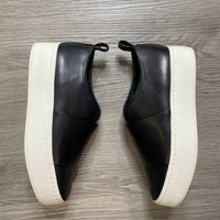Load image into Gallery viewer, Vince Size 6 BOUTIQUE
