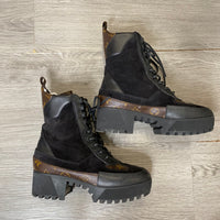 Load image into Gallery viewer, Louis Vuitton Size 37.5 DESIGNER
