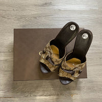 Load image into Gallery viewer, GUCCI Size 6 1/2 DESIGNER
