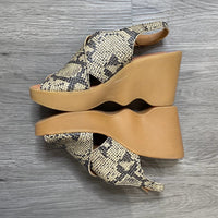 Load image into Gallery viewer, Famolare Size 8 SHOE

