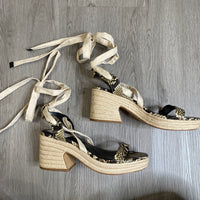 Load image into Gallery viewer, VINCE CAMUTO Size 9 1/2 SHOE
