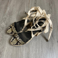 Load image into Gallery viewer, VINCE CAMUTO Size 9 1/2 SHOE
