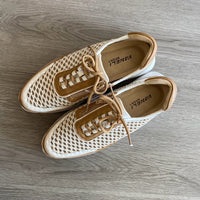 Load image into Gallery viewer, Vaneli Size 9 1/2 SHOE
