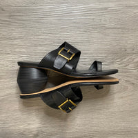 Load image into Gallery viewer, VINCE CAMUTO Size 9 SHOE
