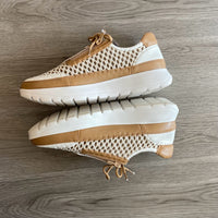 Load image into Gallery viewer, Vaneli Size 9 1/2 SHOE
