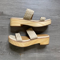Load image into Gallery viewer, NISOLO Size 7 SHOE
