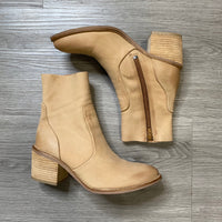 Load image into Gallery viewer, Diba True Size 7 1/2 SHOE
