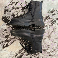 Load image into Gallery viewer, Tommy Hilfiger Size 8 1/2 SHOE
