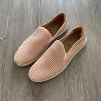 Load image into Gallery viewer, UGG Size 8 1/2 BOUTIQUE
