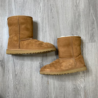 Load image into Gallery viewer, UGG Size 6 BOUTIQUE
