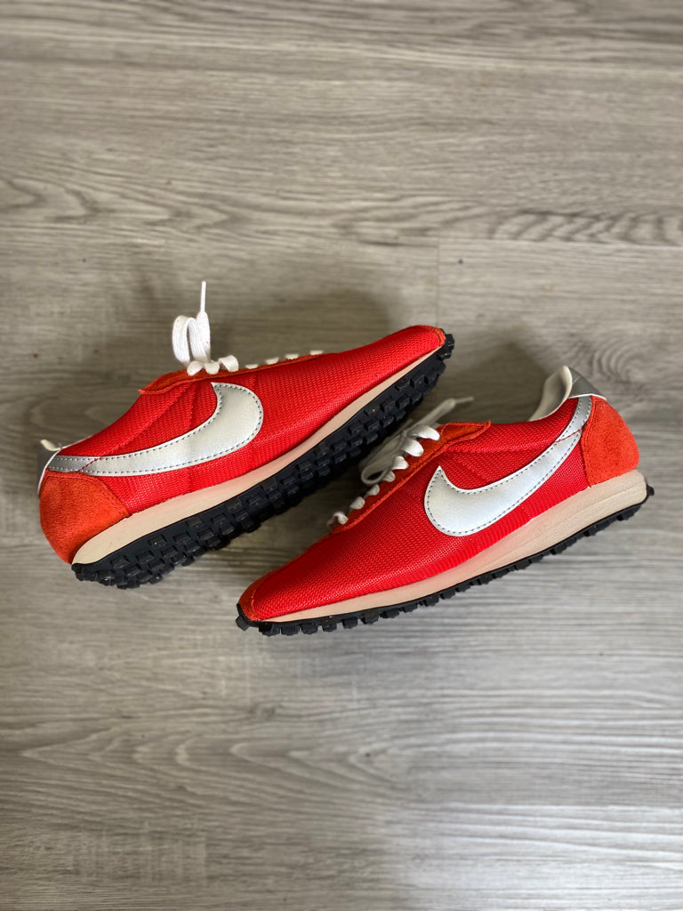NIKE Size 9 1/2 SHOE