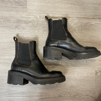 Load image into Gallery viewer, Louis Vuitton Size 37.5 DESIGNER
