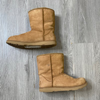 Load image into Gallery viewer, UGG Size 5 BOUTIQUE
