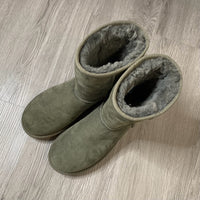 Load image into Gallery viewer, UGG Size 9 BOUTIQUE
