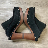 Load image into Gallery viewer, UGG Size 6 BOUTIQUE
