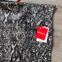 Load image into Gallery viewer, SPANX Size MED PANTS
