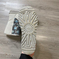 Load image into Gallery viewer, UGG Size 7 BOUTIQUE
