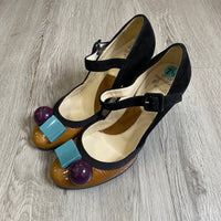 Load image into Gallery viewer, Dove Nuotano Gli Squali Size 7 1/2 BOUTIQUE
