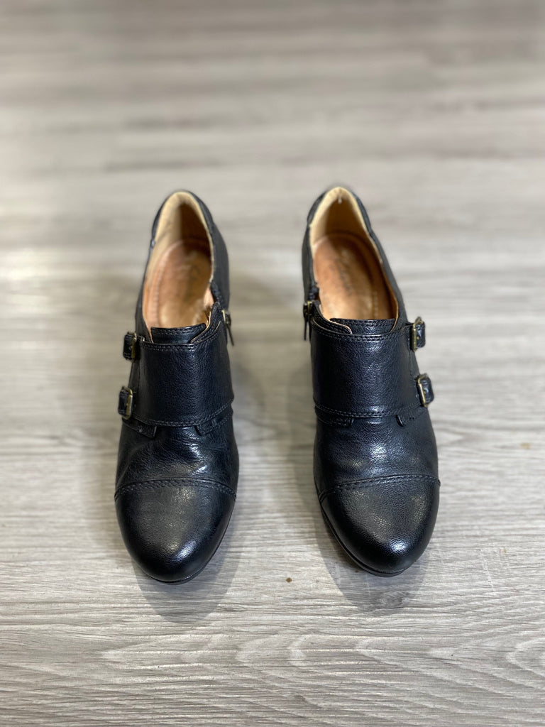 CLARKS Size 7 1/2 SHOE