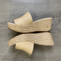 Load image into Gallery viewer, Chocolat Blu Size 6 SHOE
