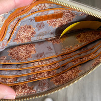 Load image into Gallery viewer, HOBO Size BOUTIQUE
