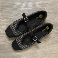 Load image into Gallery viewer, Vivaia Size 7 SHOE

