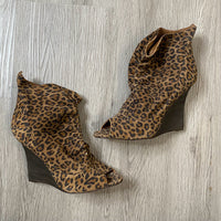 Load image into Gallery viewer, Manolo Blahnik Size 10 1/2 DESIGNER
