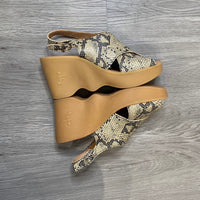 Load image into Gallery viewer, Famolare Size 8 SHOE
