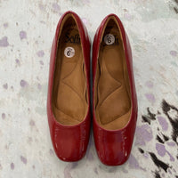 Load image into Gallery viewer, SOFFT Size 6 SHOE

