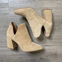 Load image into Gallery viewer, Chelsea &amp; Violet Size 7 SHOE
