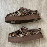 Load image into Gallery viewer, UGG Size 10 BOUTIQUE
