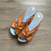 Load image into Gallery viewer, Robert Clergerie Size 8 BOUTIQUE
