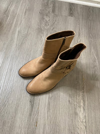Load image into Gallery viewer, BORN Size 9 1/2 SHOE
