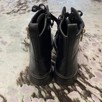 Load image into Gallery viewer, Tommy Hilfiger Size 8 1/2 SHOE
