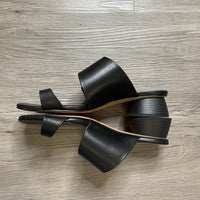 Load image into Gallery viewer, VINCE CAMUTO Size 9 SHOE
