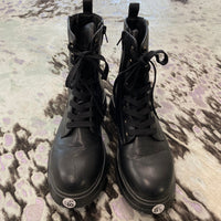 Load image into Gallery viewer, Tommy Hilfiger Size 8 1/2 SHOE
