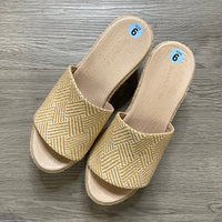 Load image into Gallery viewer, Chocolat Blu Size 6 SHOE
