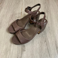 Load image into Gallery viewer, VINCE CAMUTO Size 9 1/2 SHOE
