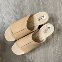 Load image into Gallery viewer, CLARKS Size 8 1/2 SHOE
