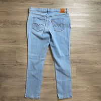 Load image into Gallery viewer, LEVIS Size 34/18 PLUS
