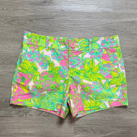 Load image into Gallery viewer, Lilly Pulitzer Size 6 SHORTS

