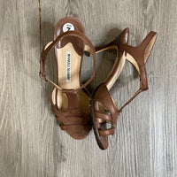 Load image into Gallery viewer, Manolo Blahnik Size 7 DESIGNER
