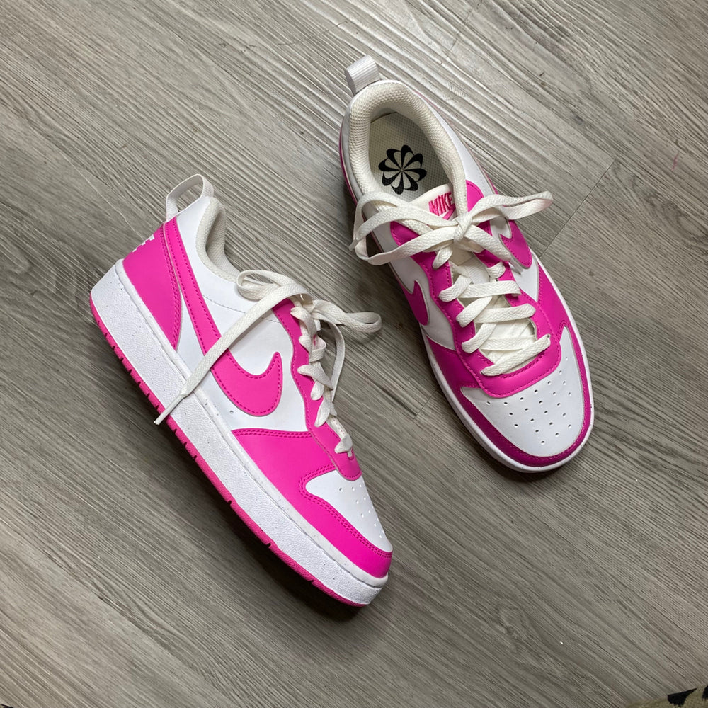 NIKE Size 8 SHOE