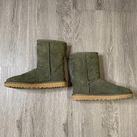 Load image into Gallery viewer, UGG Size 9 BOUTIQUE
