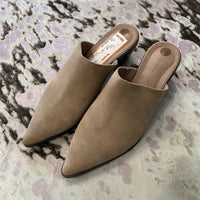 Load image into Gallery viewer, Chocolat Blu Size 10 SHOE
