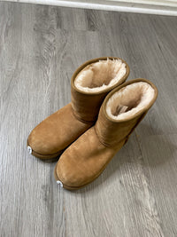 Load image into Gallery viewer, UGG Size 5 BOUTIQUE
