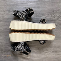 Load image into Gallery viewer, Dolce Vita Size 9 SHOE
